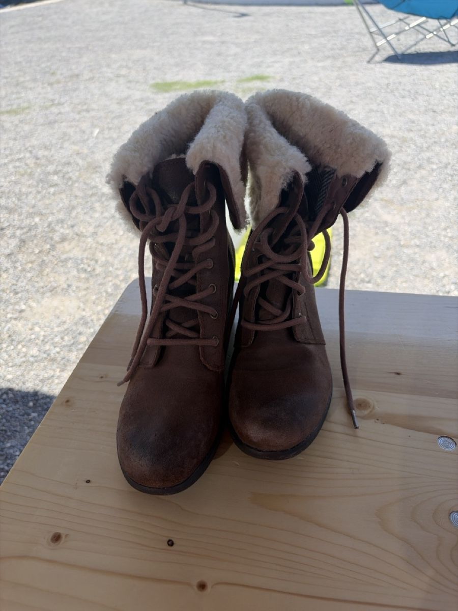 Ugg Chaussures femmes: UGG Winterschuhe mit Keilabsatz 39 – D'occasion à Au ZH par schneebi88