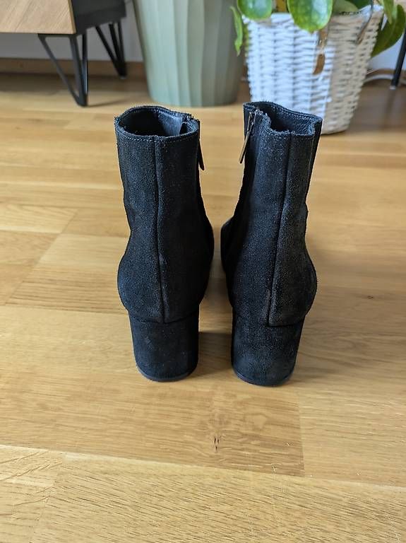 Scarpe da donna: Schwarze Wildleder-Optik Stiefeletten in 38 – Usato da Birsfelden venduto da L.L.CoolBean 1