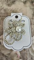 Elegante Brosche mit Perle & Strass Silberfarben