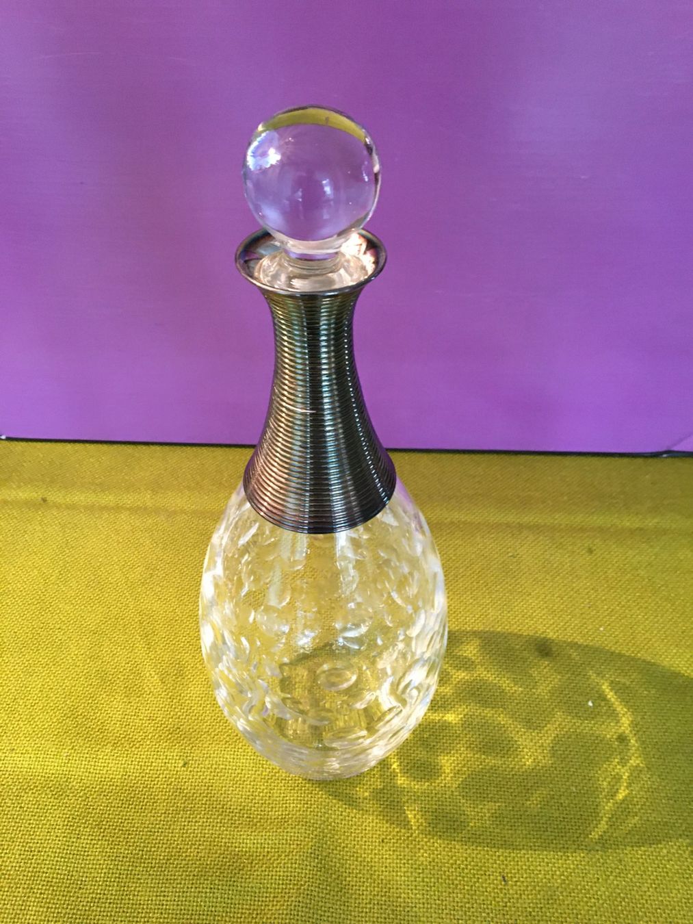Caraffe: Elegante Kristall Karaffe mit Silberverschluss – Usato da Binz venduto da Dsc1