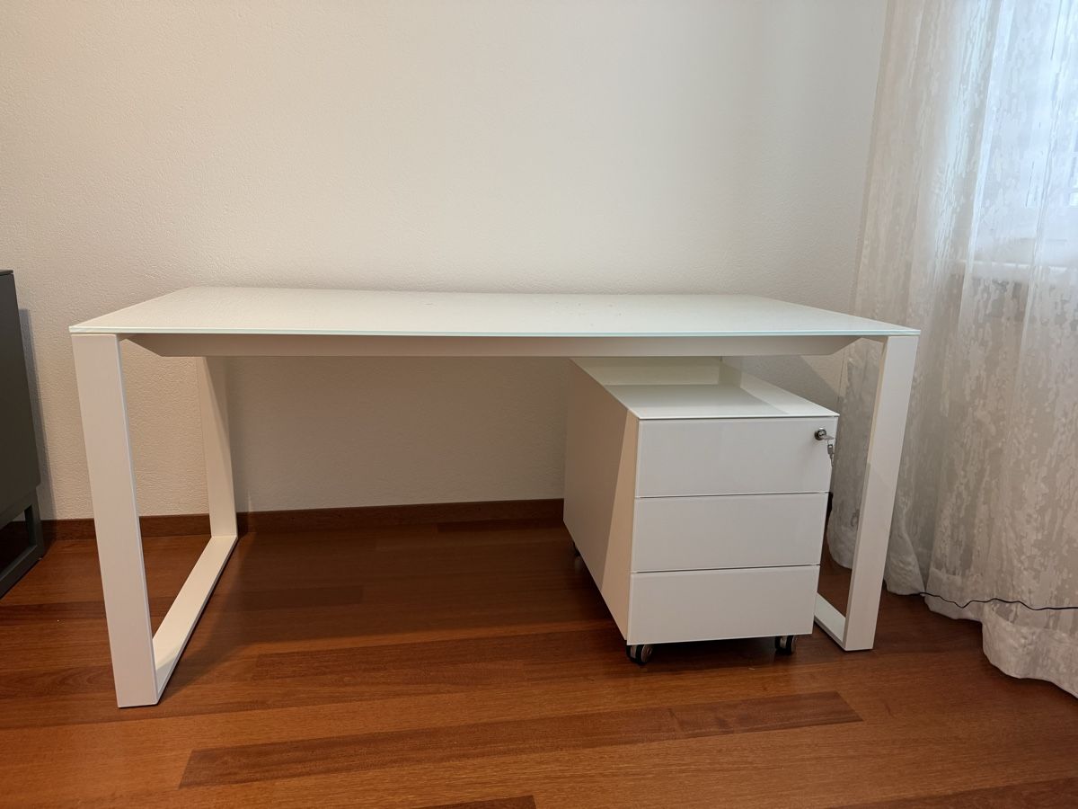 Scrivanie: Weisser Schreibtisch mit Rollkorpus – Usato da Horw venduto da MOPA27