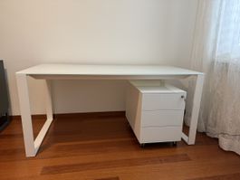 Weisser Schreibtisch mit Rollkorpus