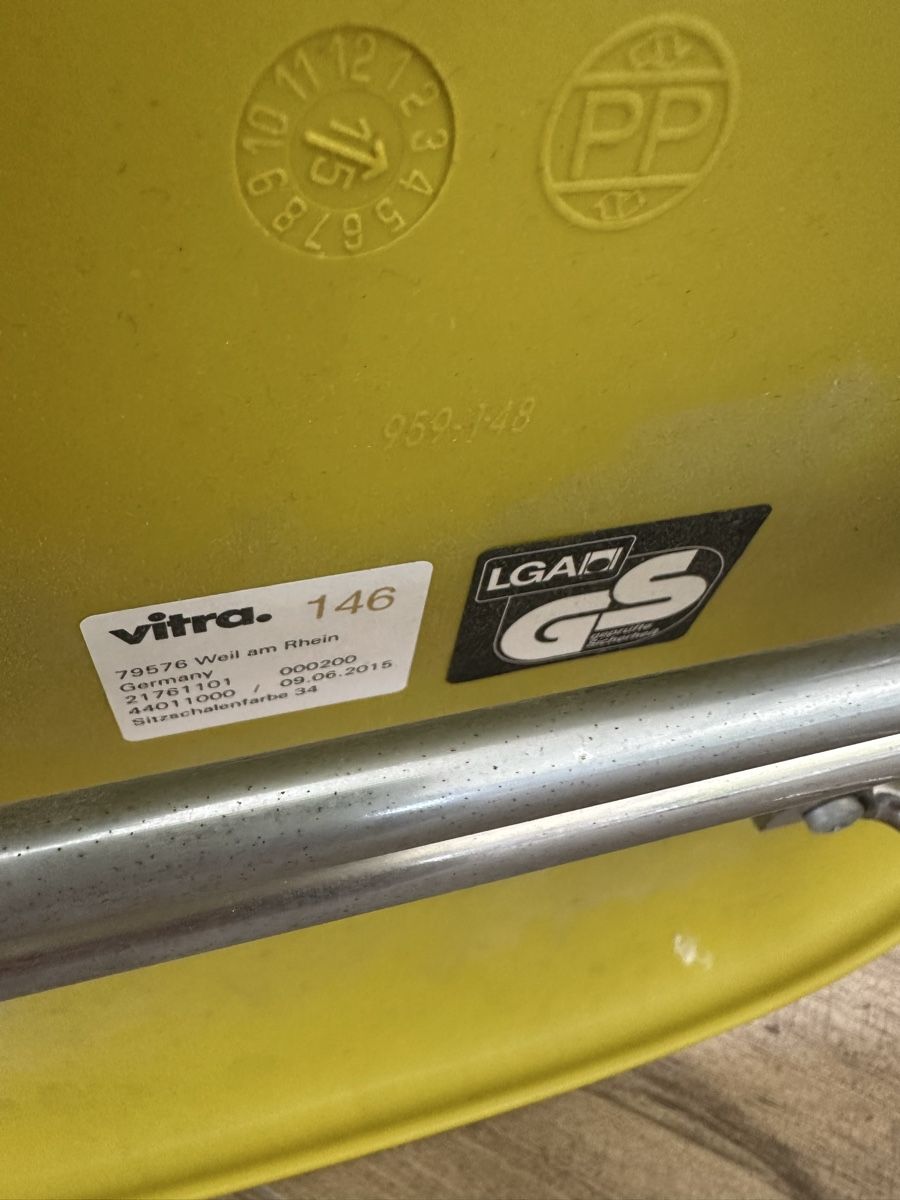 Vitra Poltrone: Vitra Eames Plastic Armchair DAX Gelb mit Filzsitzfläche – Usato da Hünenberg See venduto da misterblee 2