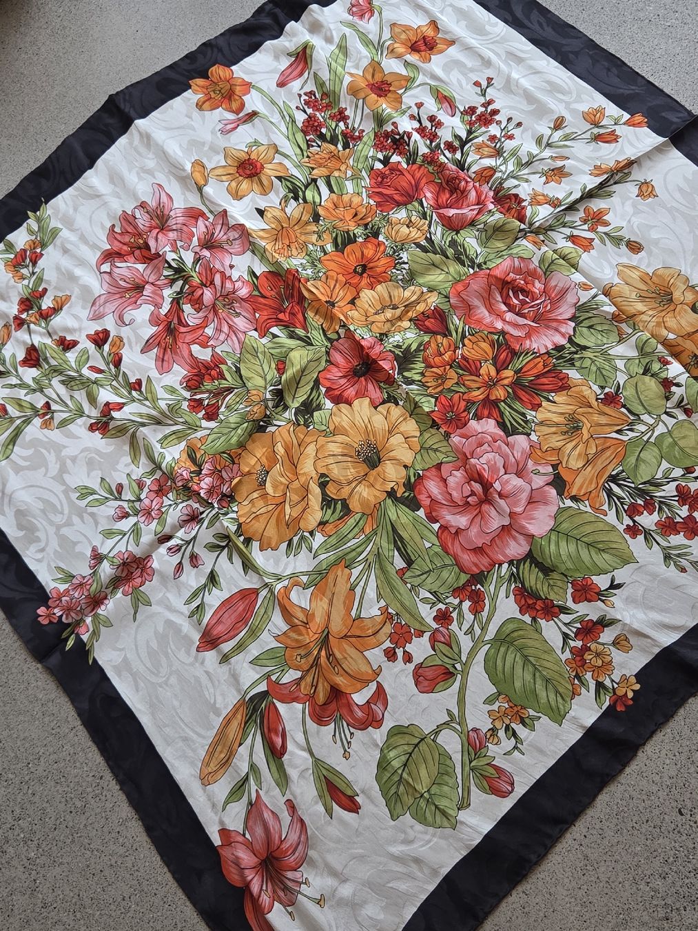 Foulards, Tücher & Schals: Seidenfoulard 88 x 88 cm – Neu und originalverpackt aus Frauenfeld von Schenken-mit-Herz