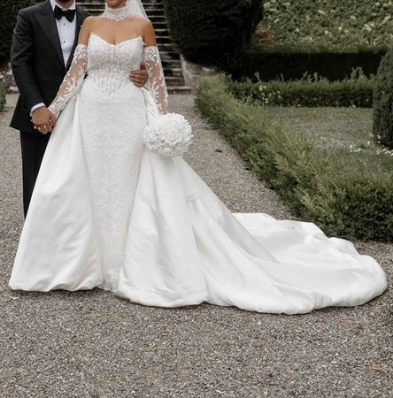 Luxuriöses Brautkleid mit edlem Überrock
