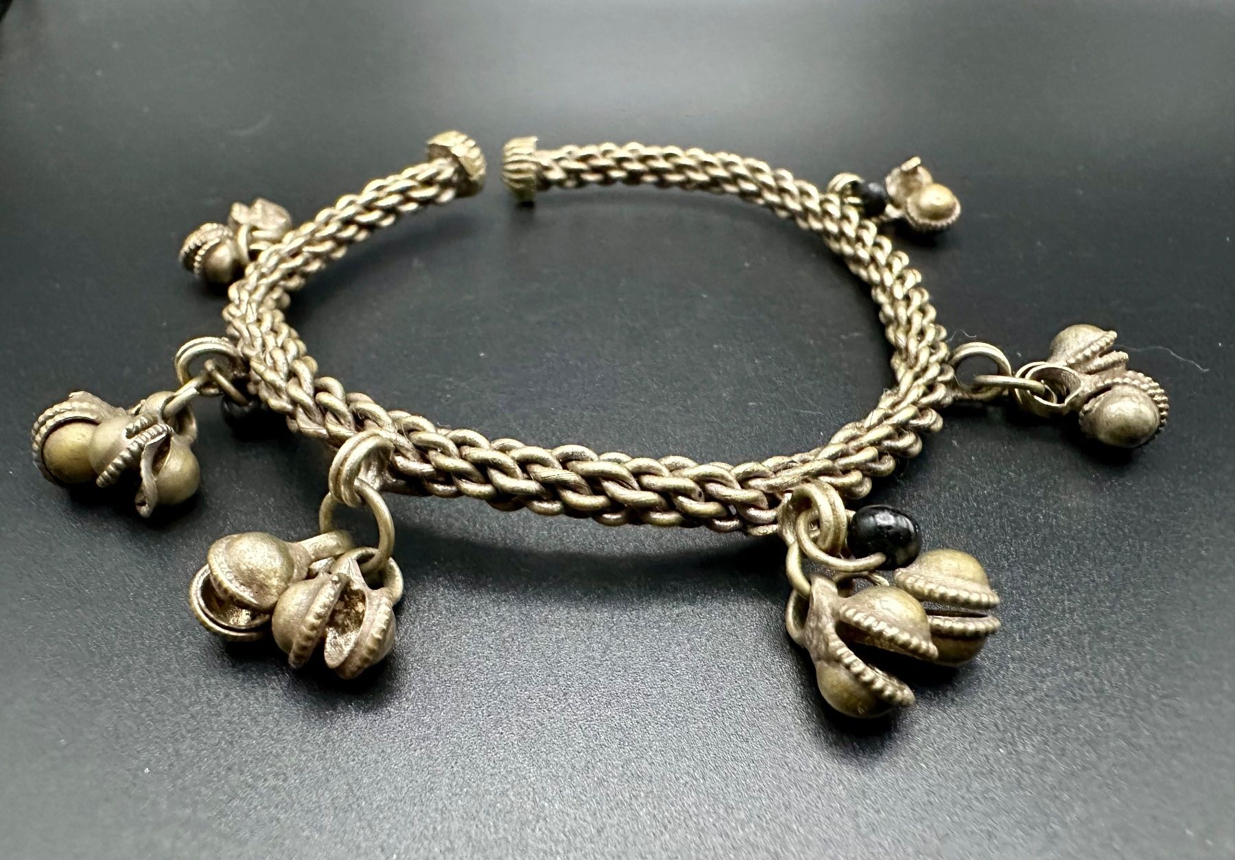 Bracciali & Braccialetti: Antikes Armband mit Anhängern, Messing – Usato da Lamone venduto da LaCantinaMagica 1