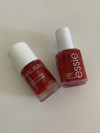 2 vernis à ongles rouge neufs