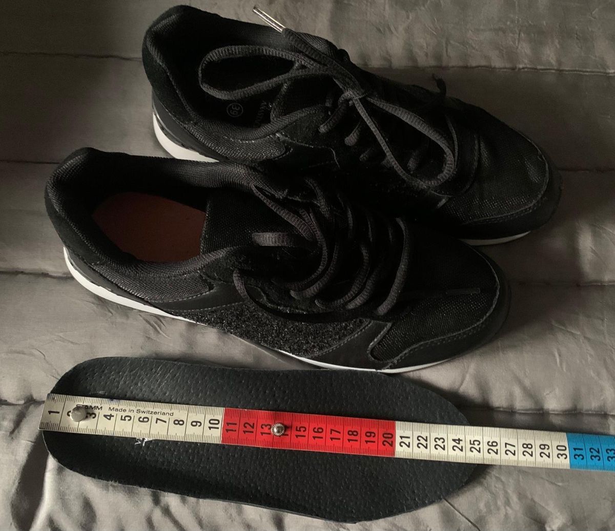 Damenschuhe: Schwarze Damen Turnschuhe, Grösse 39, Glitzer – Gebraucht aus Rikon im Tösstal von Spellbinder 8