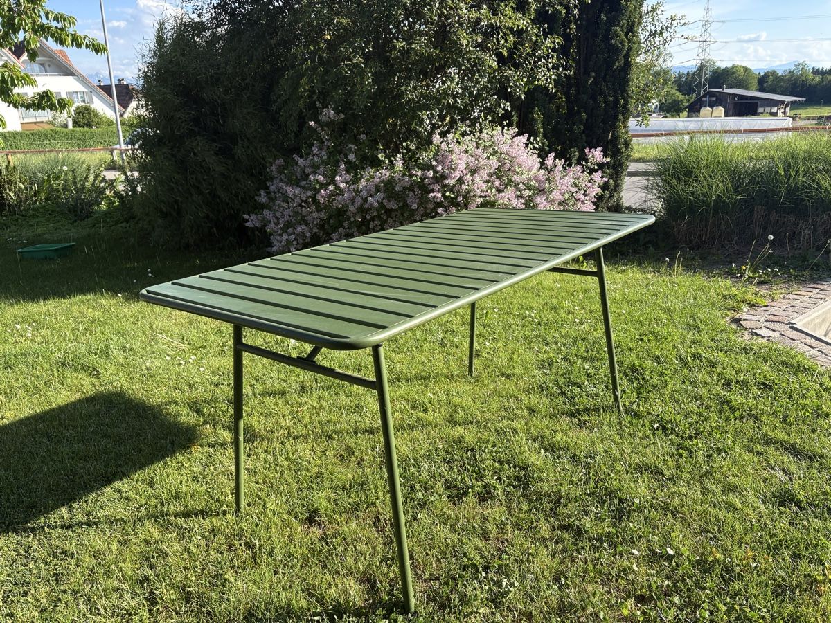 Tables: Olivegrüner Gartentisch – D'occasion à Grüt (Gossau ZH) par fab_xmy9