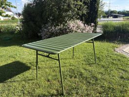 Olivegrüner Gartentisch