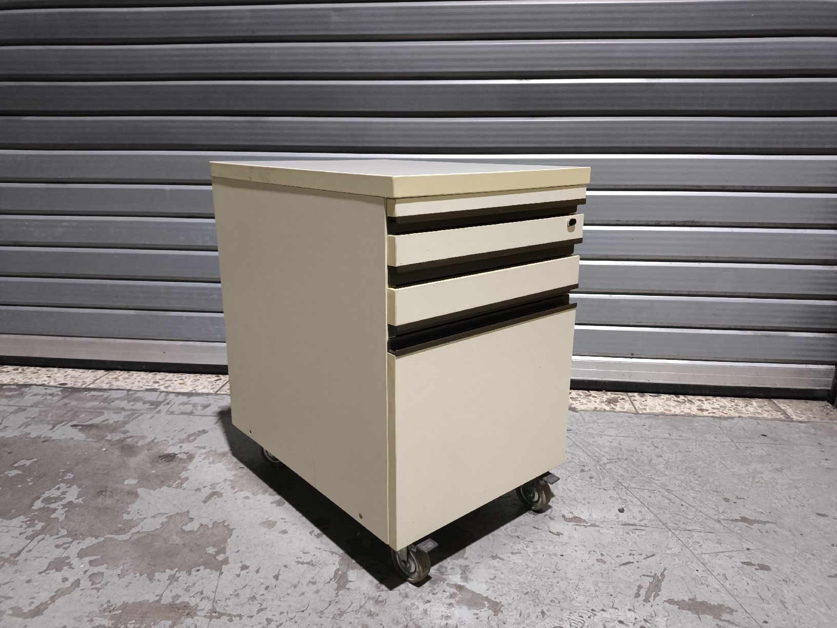 Banconi: erfi Rollcontainer Büromöbel Korpus – Usato da Netstal venduto da maxikingxD