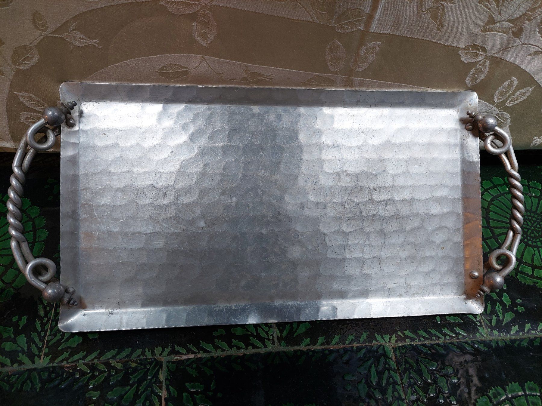 Piatti di portata: Antikes  Alu-Serviertablet unten gestempelt – Usato da Otelfingen venduto da silver-moon