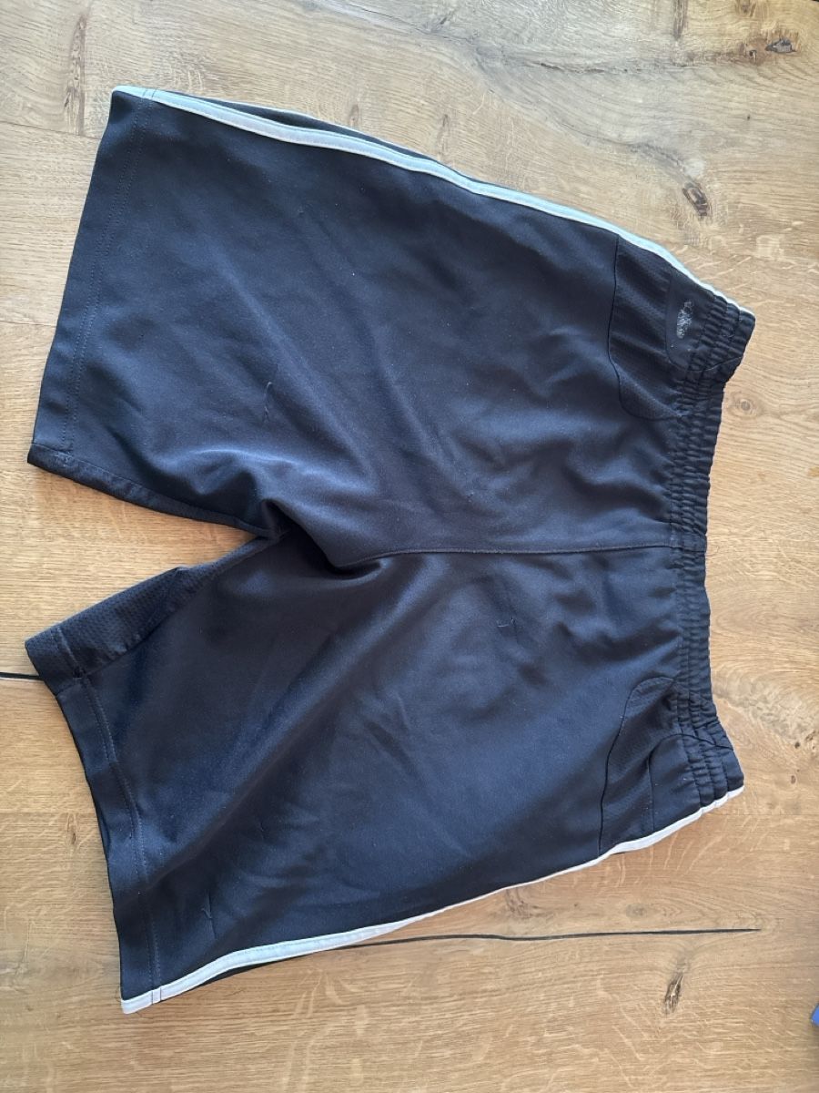 Adidas Pantaloni: Adidas Trainerhose Kurz – Usato da Thun venduto da nie_8v9b 2