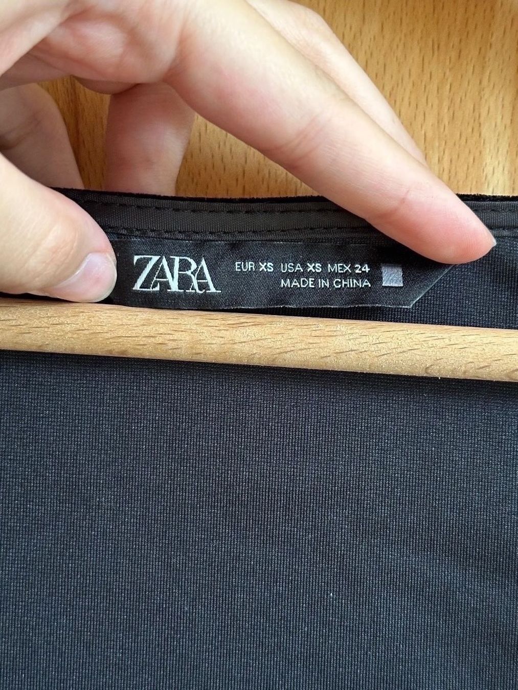 Zara Top: Schwarzes Samt Crop Top mit Schnürung – Usato da Schlieren venduto da car_2bwb 3