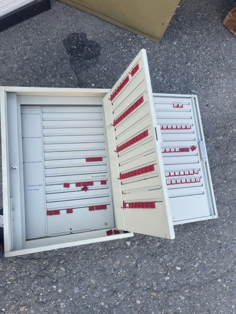Alle Werkzeuge: Armoire à clés métallique professionnelle – Gebraucht aus Lucens von bek_2w8p 1