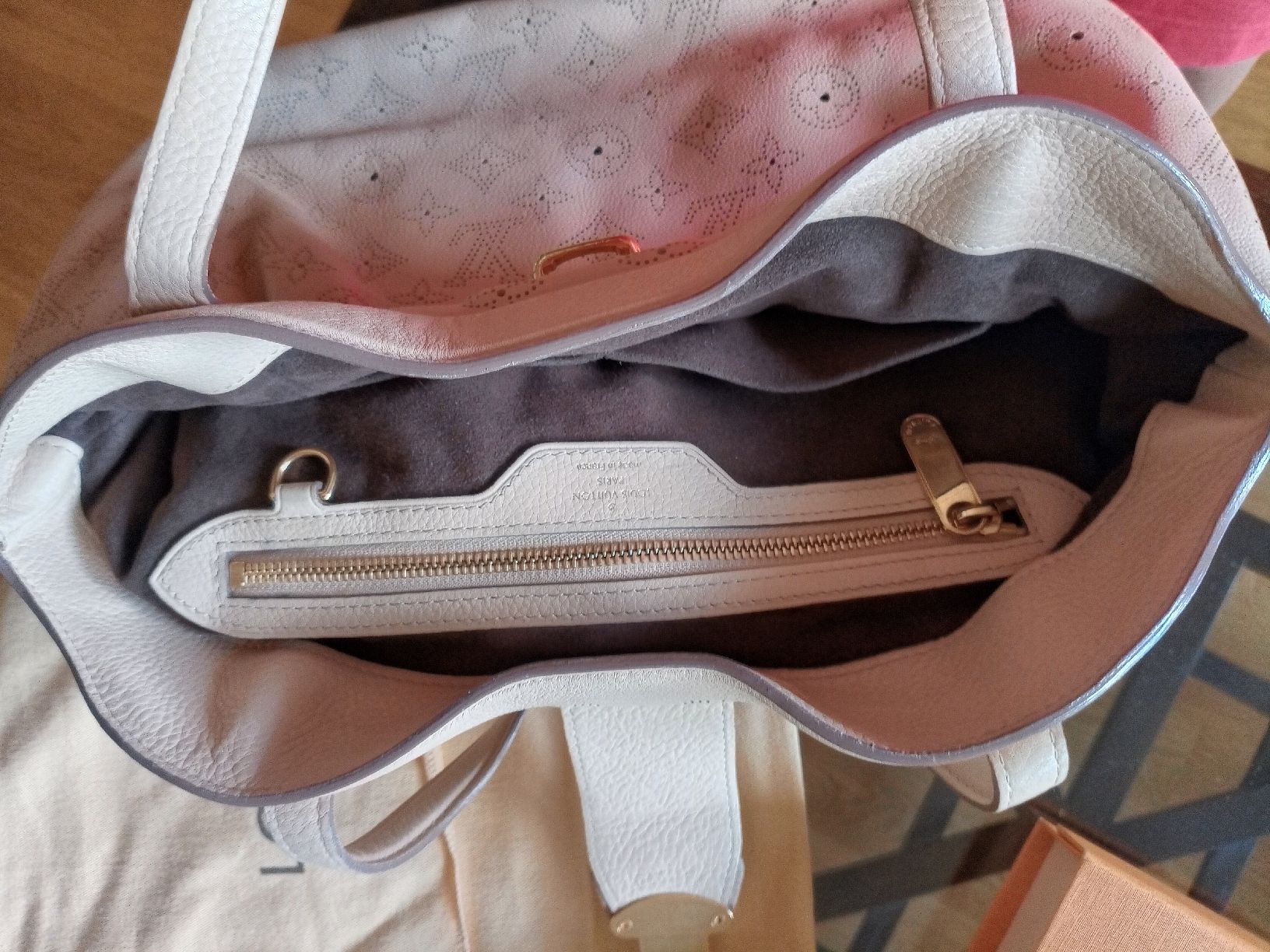 Louis Vuitton Taschen für Damen: Louis Vuitton . Mahina – Gebraucht aus Disentis-Muster von Bix03 9