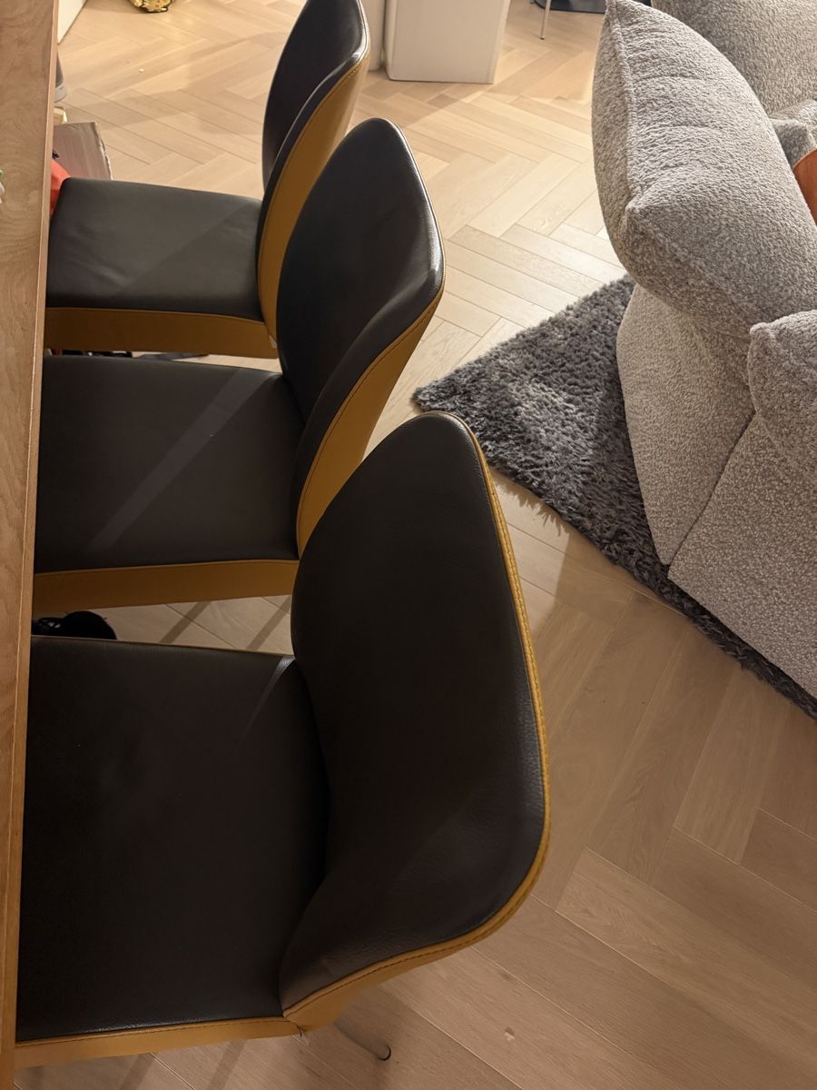 Stühle: Trois chaises cuir grises et jaune moutarde  – Gebraucht aus Founex von ann_z27t 6