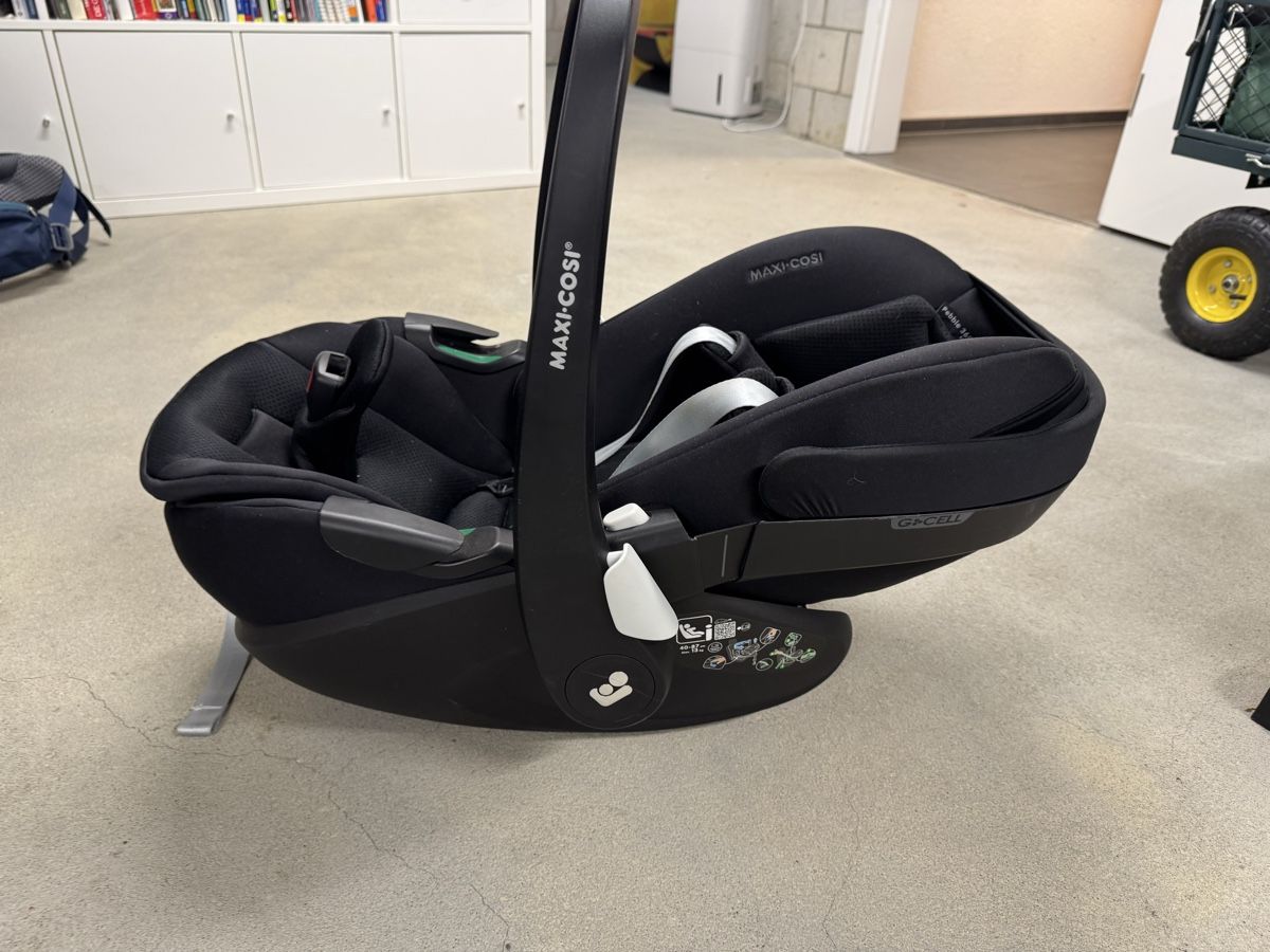Maxi-Cosi Seggiolini per auto: Maxi Cosi Kindersitz 360 black & Isofix 360 – Usato da Herzogenbuchsee venduto da SandraV 2