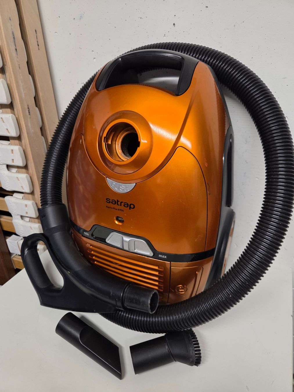 Aspirapolveri & Accessori: Satrap Staubsauger orange gebraucht 700W – Usato da Chur venduto da Einszweidreiviermein 6