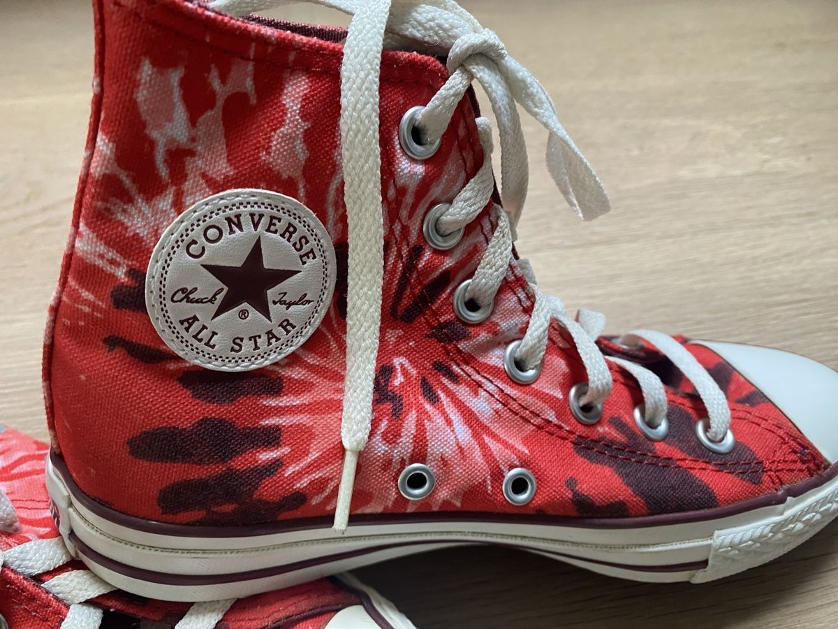 Converse Damenschuhe: Converse Chucks in rotem Batikstoff Grösse 36.5 – Gebraucht aus Winkel von Flyhy2020 5