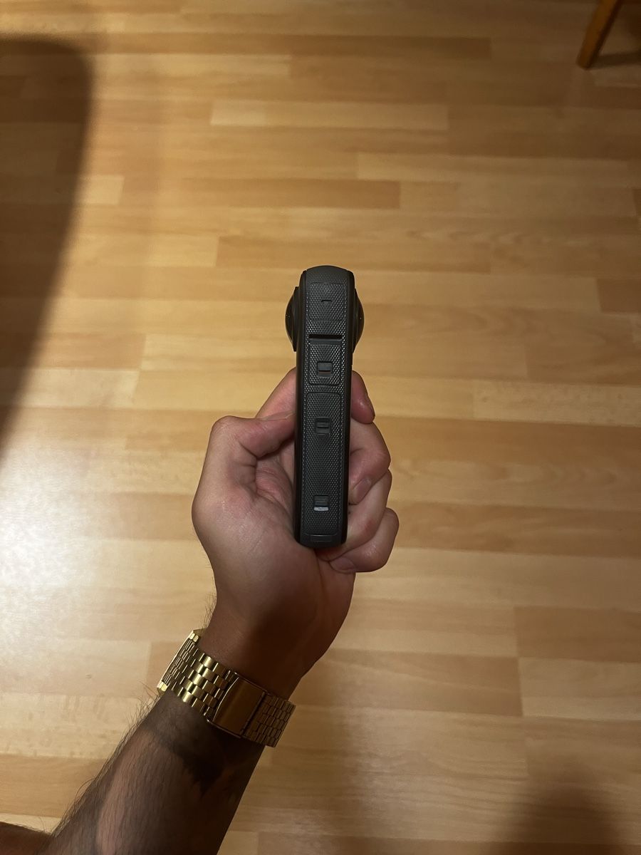 Insta360 Videocamere: Insta360 ONE X2 Camera with Case good condition – Usato da Engelberg venduto da rub_v28h 2