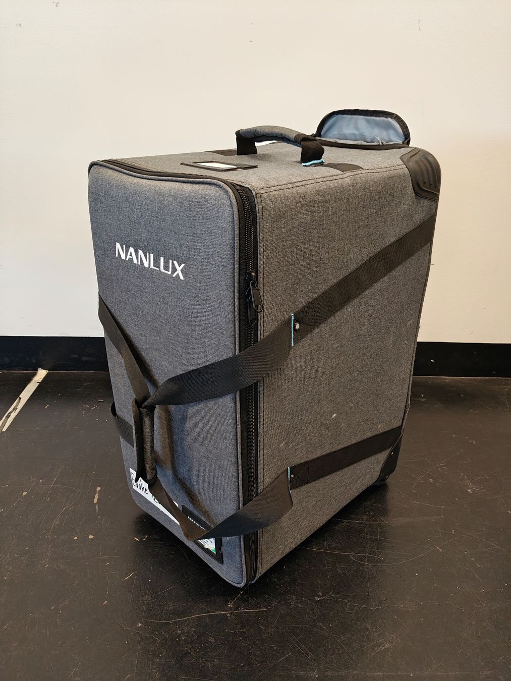 Lampade: Nanlux Evoke 1200D LED Filmscheinwerfer Kit mit Flight Case – Usato da Schlieren venduto da CINElight 9