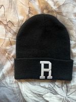 Schwarze Strickmütze mit R