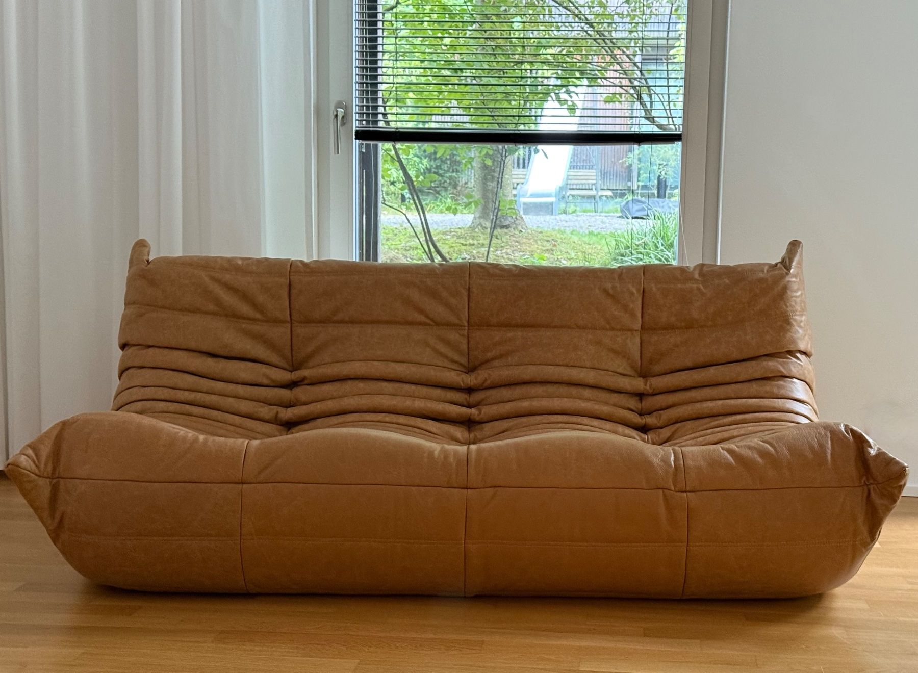 Ligne Roset Divani: 3er Sofa Togo, neu bezogen mit Leder – Nuovo (secondo la descrizione) da Zürich venduto da ERATOMIUM 1