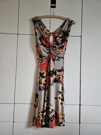 Sommerliches Blumenkleid, Grösse M - elegant gut geschnitten