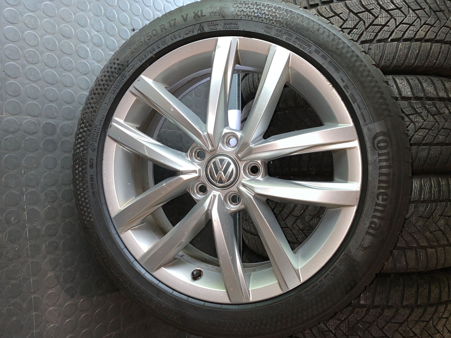 Volkswagen Pneumatici & Ruote complete: 4 Kompletträder mit Winterreifen – Usato da Fischenthal venduto da inf_k2jf