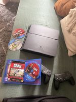 Console Sony PlayStation 4 avec manettes et jeux