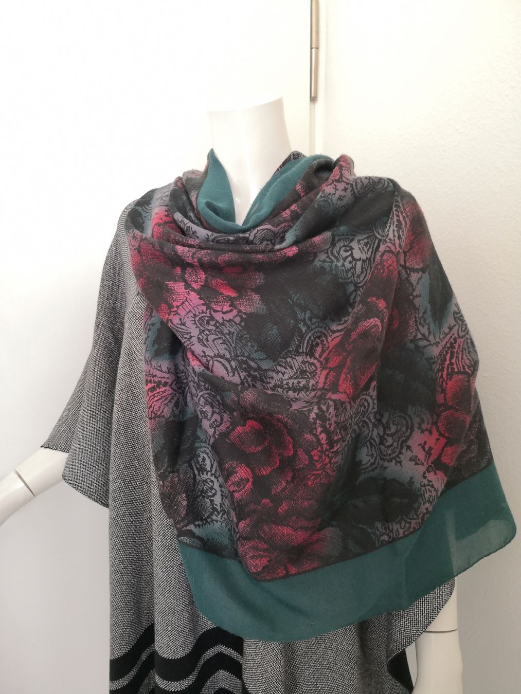 Foulard & Sciarpe: 🤩SCHAL GRüN MIT BLUMENMUSTER ROT – Usato da Olten venduto da Naja-Twins-Twins 3