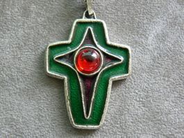 Kreuz Anhänger mit rotem Stein und Kette Monk Cross Emaille