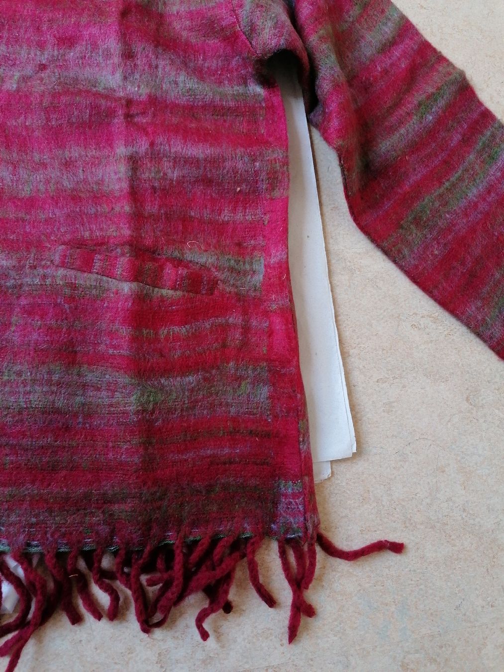 Pulls & Sweat-shirts: Kuscheliger Pullover Fransen rot/grün Gr. One size Boom Baba – Neuf (Voir description) à Klingnau par vollmond36 5