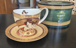 Porzellan-Tasse mit A. Mucha-Motiv