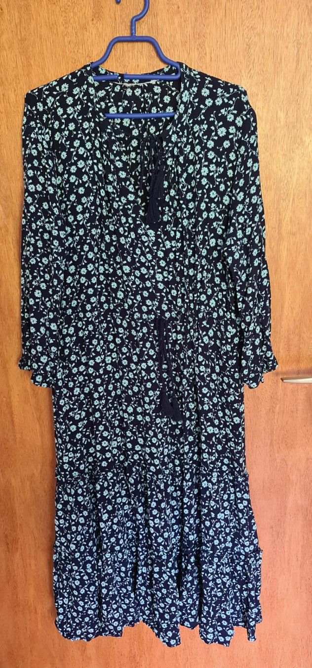 H&M Vestiti: Wunderschönes Kleid mit Blümchen in Blautönen, Grösse 44 – Usato da Eschert venduto da PS..