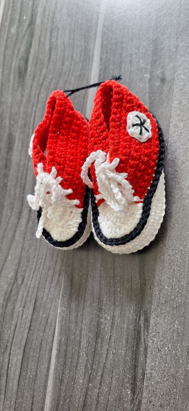 Scarpe per ragazzi: gehäckelte Babyschühchen Conversestyle – Nuovo e nell'imballaggio originale da Lupfig venduto da Nanda89