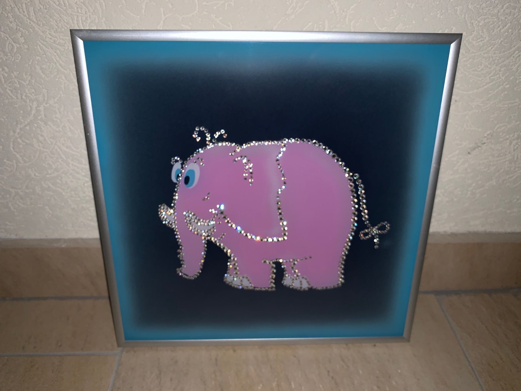 Swarovski Tutte le decorazioni: Tableau avec cristaux de Swarovski "Éléphant rose" – Usato da St-Gingolph venduto da GoldenKeys 1