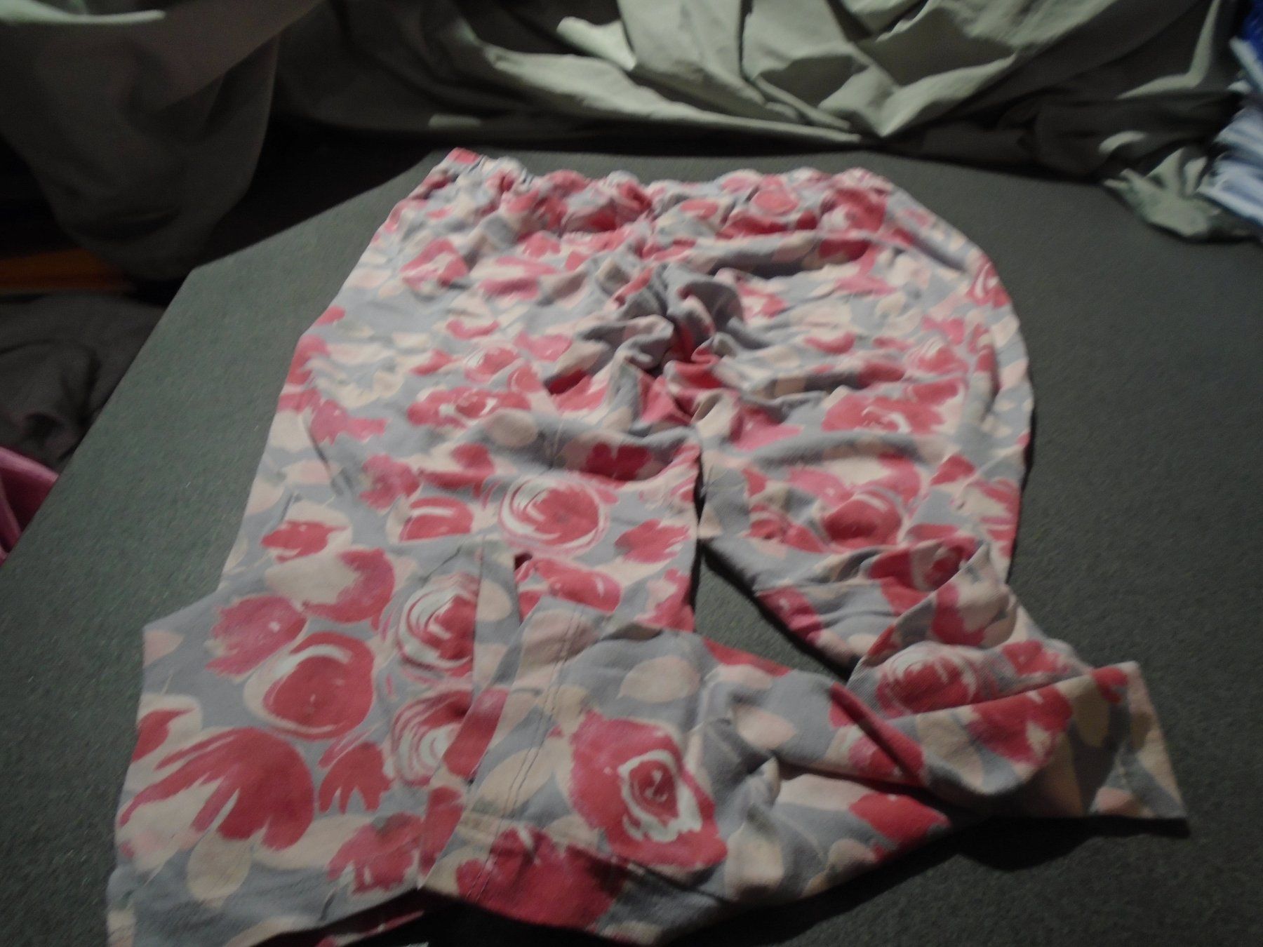 Negligees & Pigiami: Pyjama-Hose ca. Grösse S, grau/rote Blumen – Usato da Zürich venduto da abraxas1291