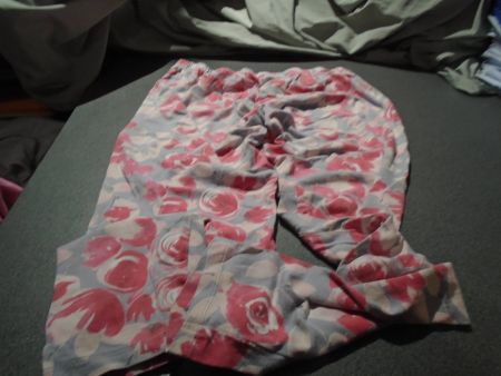 Pyjama-Hosen ca. Grösse S, grau/rote Blumen