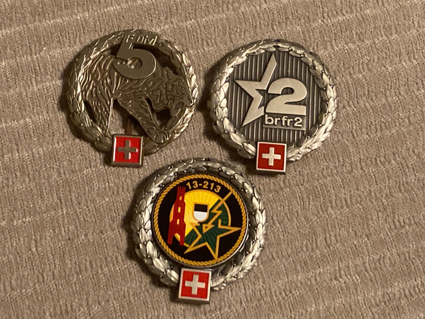 Schweizer Armee Placchette & Badge: 3 Beret Embleme - Schweizer Armee – Usato da Brütten venduto da Hst1
