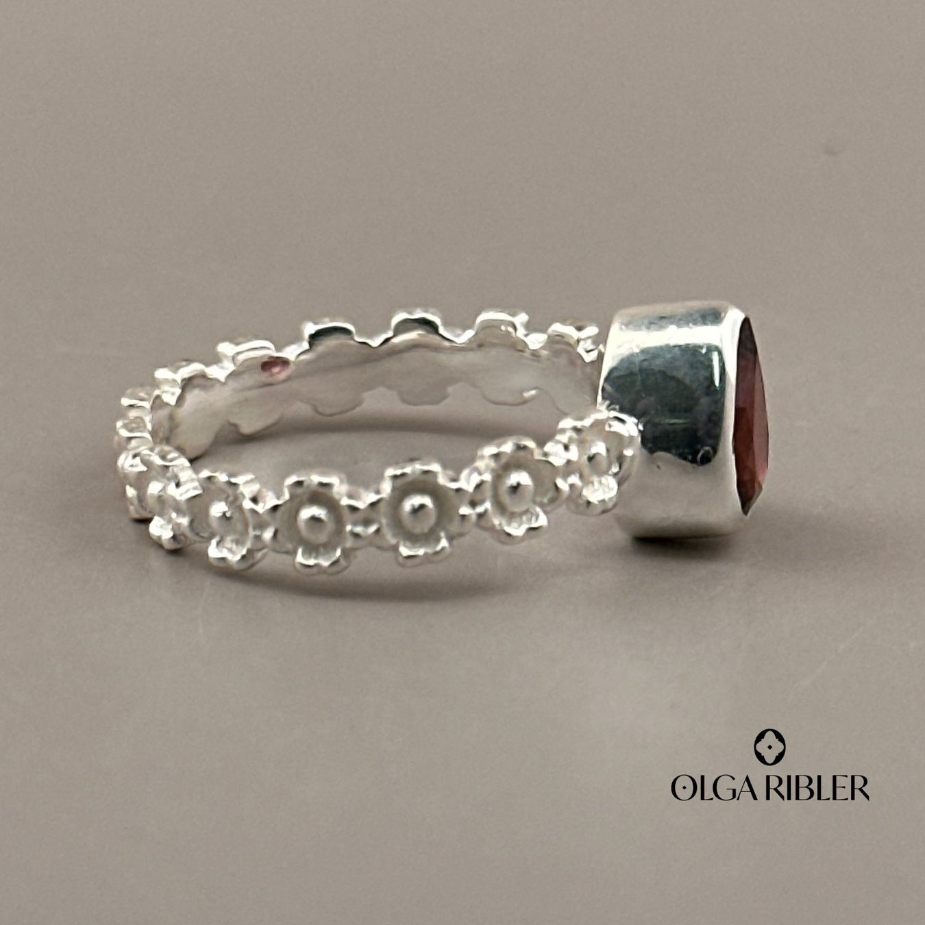 Olga Ribler Anelli: Feiner Silber Ring 925 mit Granate Grösse 58 – Nuovo (secondo la descrizione) da Luzern venduto da Schmuckoutlet 1