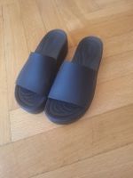 Crocs Plateau Pantoletten schwarz Grösse 37 