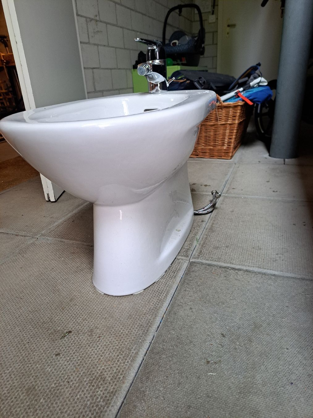 WC: Weisses Bidet mit Armatur – Usato da Küttigen venduto da DRN2MN 1