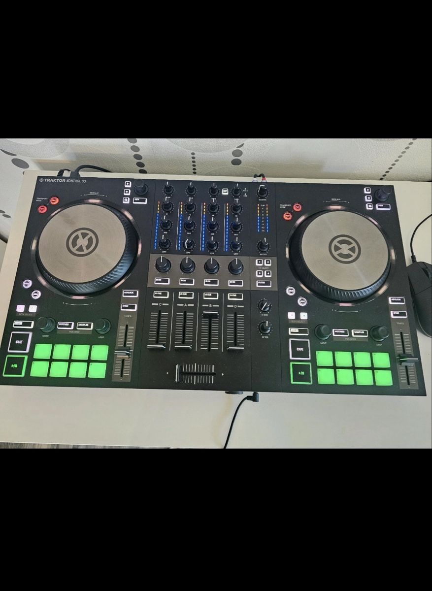 Native Instruments Console di mixaggio: DJ Controller Traktor S4 mk3 – Usato da Zürich venduto da rob_jz89