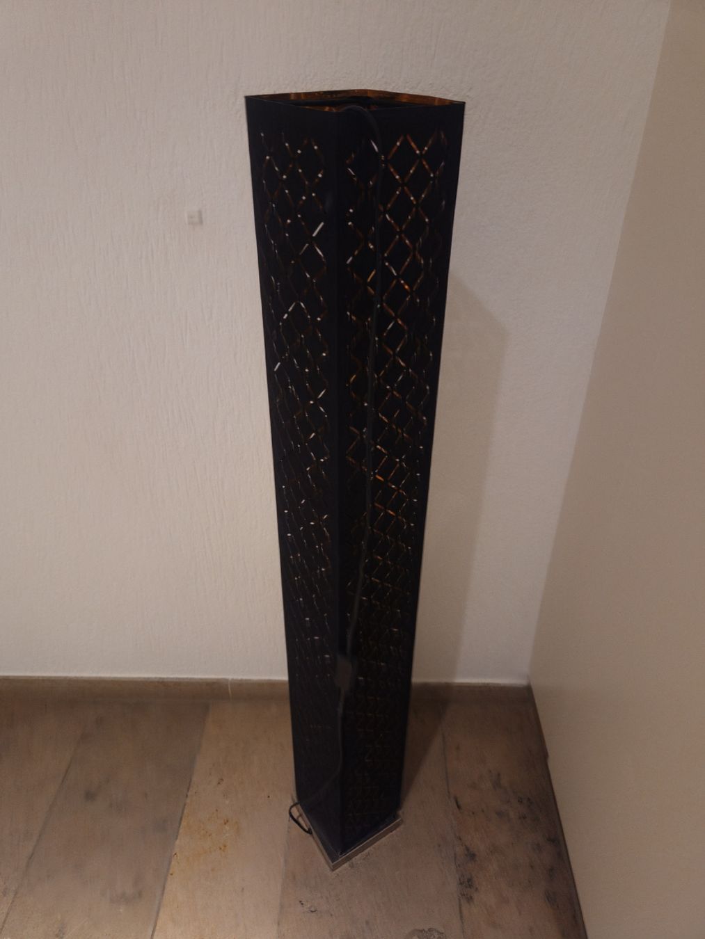 Lampes: Stehleuchte schwarz  – D'occasion à Deitingen par sah_yl7q