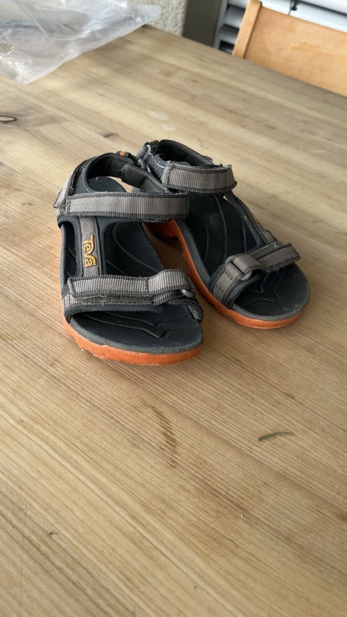 Teva Chaussures garçon: Teva Sandalen Kinder Grösse 34 gebraucht – D'occasion à Zürich par noraanna