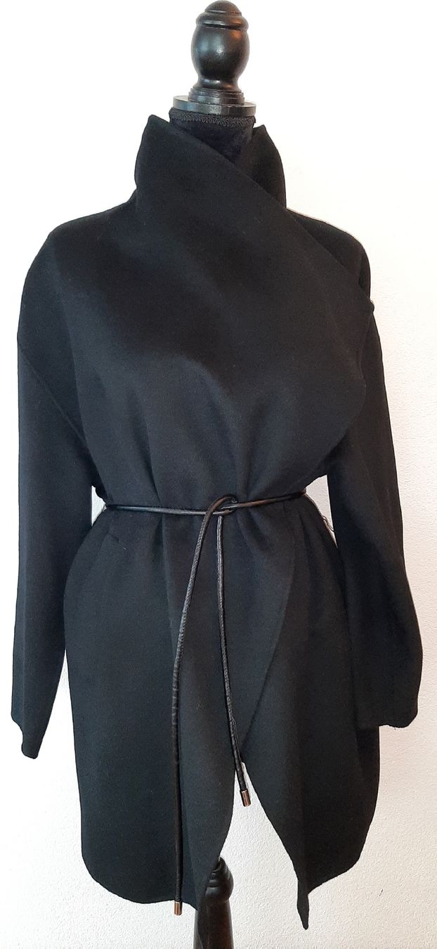 Zara Cappotti: ZARA Schwarzer Mantel mit Bindegürtel - Top Zustand! – Usato da Uster venduto da kgw78