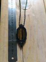 Handgemachte Makramee Amulett Kette mit Tigerauge und Granat