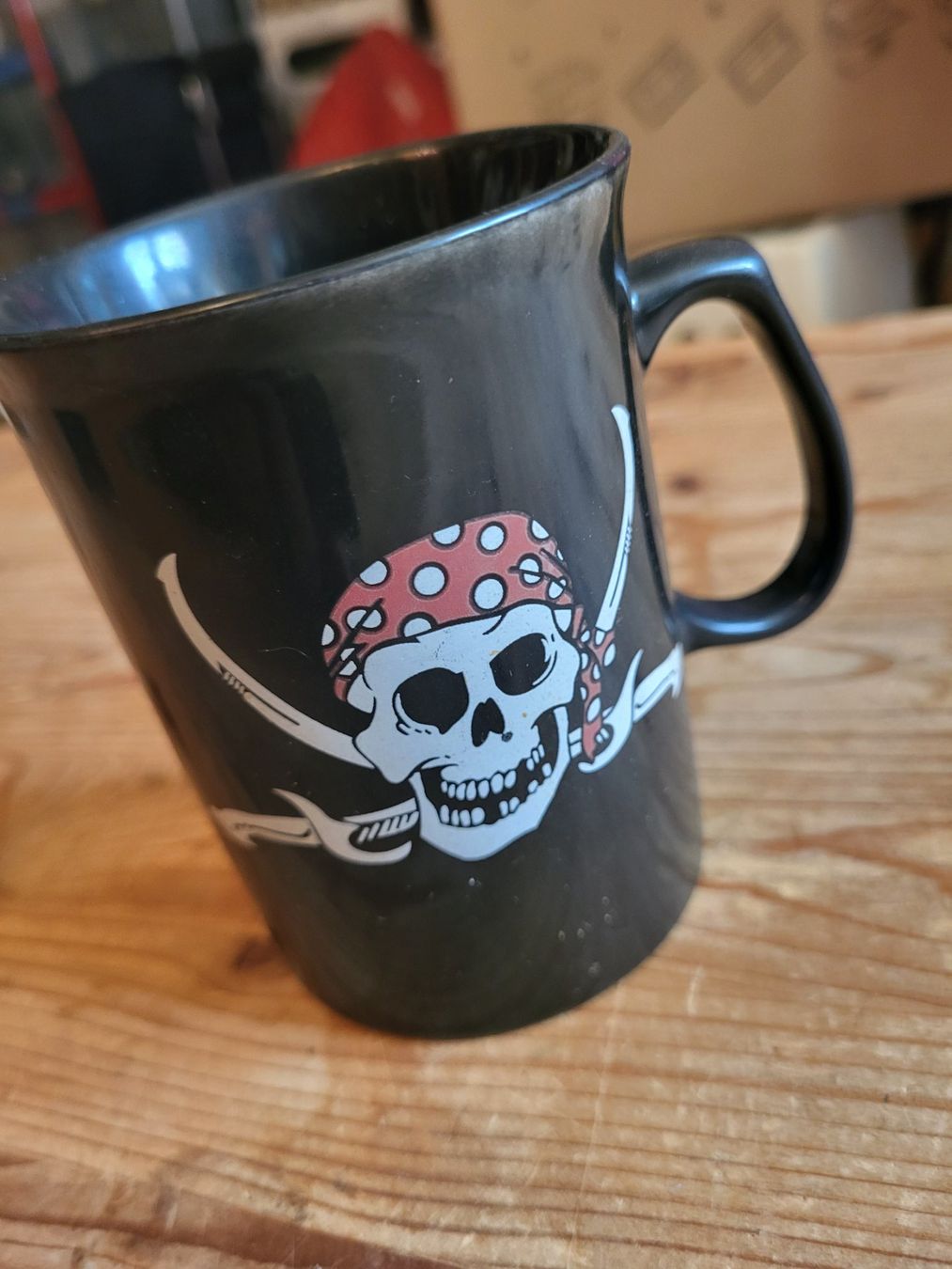Tasses: Schwarze Piratentasse – D'occasion à Guggisberg par Aegertenlehn